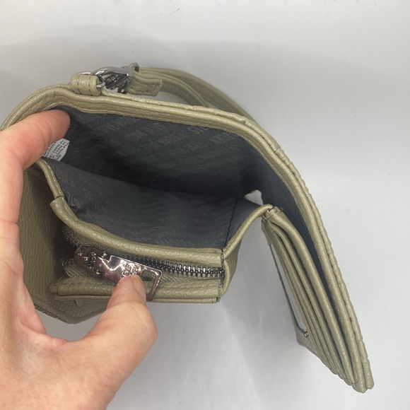 Steve Madden signature embossed faux leather green convertible  wristlet wallet - Picture 11 of 13